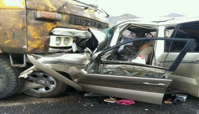 في حادث مروع.. وفاة 5 أشخاص من اسرة واحدة في اصطدام سيارة بشاحنة كبيرة في قعطبة (صورة)
