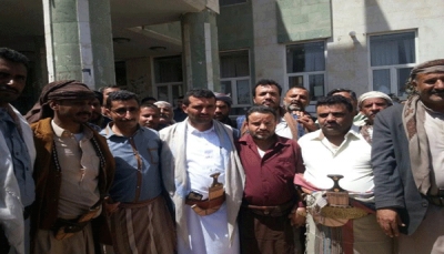 الحوثيون يفرجون عن الصحفيين "المنيفي والعيسي" بعد أكثر من عامين على اختطافهما
