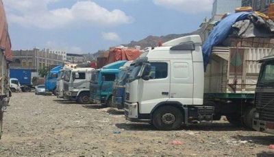 الحوثيون بإب يحتجزون شاحنات إغاثة في منفذ جمركي مستحدث شرق المدينة