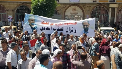 المئات في تعز يتظاهرون احتجاجاً على الانفلات الأمني بالمدينة