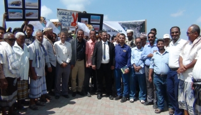 عدن: وقفة احتجاجية لموظفي المؤسسة الاقتصادية ضد البسط على أراضي المملاح