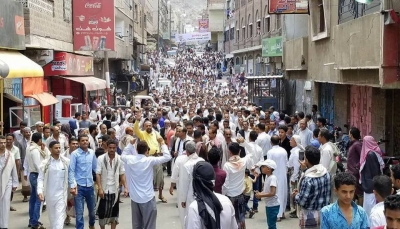 المئات في تعز يطالبون السلطة المحلية بسرعة القبض على قتلة الداعية "دوكم"