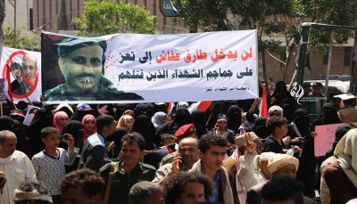 تعز: الآلاف يتظاهرون ضد عودة "طارق صالح" والمحافظ يصفهم بـ"الطابور الخامس"