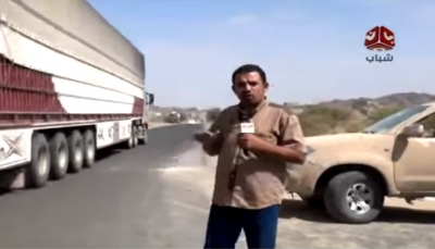 شاهد – لحظة سقوط القذيفة التي قتلت الصحفي "القادري" وأصابت مراسل "يمن شباب" (فيديو)