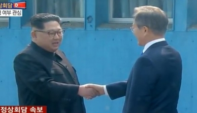 زعيم كوريا الشمالية يلتقي نظيره الجنوبي لأول مرة بالحدود المشتركة (فيديو)