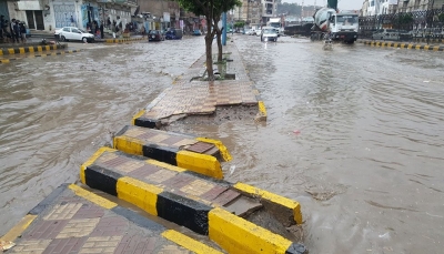 "موسم الأمطار".. معاناة للمواطنين في صنعاء بسبب تكدس المياه الراكدة (تقرير خاص)