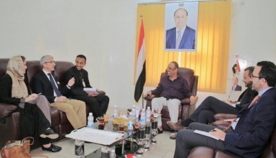 الحكومة تستنكر منع وصول المساعدات الغذائية للمتضررين من قبل الحوثيين
