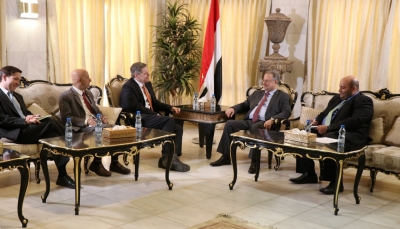 السفير الأمريكي: مستمرون في دعم الحكومة اليمنية لإنهاء الانقلاب واستعادة الدولة