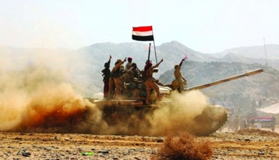 الجيش يسيطر على منطقة العطفين شمال صعدة ويرفع العلم الوطني فوق مقر حكومي (فيديو)