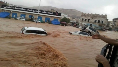 حضرموت: سيول جراء أمطار غزيرة تجرف سيارات وتهدم منازل في المكلا