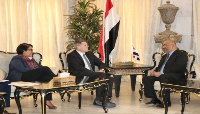 اليماني يلتقي السفير الأمريكي لدى اليمن والأخير يؤكد العمل من أجل استعادة الدولة