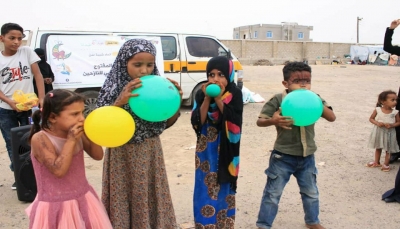 "شبيبة عدن" يشارك الأطفال النازحين فرحة العيد بتقديم الدعم النفسي