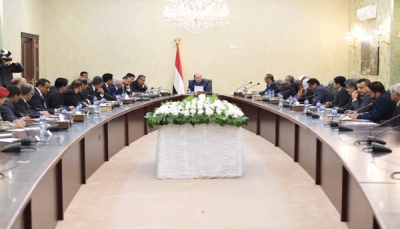 الرئيس هادي يترأس اجتماعاً استثنائيا للحكومة بعدن