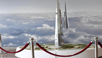مبنى جديد في دولة عربية يفوق برج خليفة ارتفاعا؟ (فيديو)