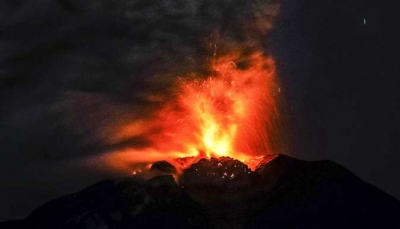 إندونيسيا: إلغاء مئات الرحلات وإجلاء سكان القرى المجاورة إثر ثوران بركان أغونغ في بالي