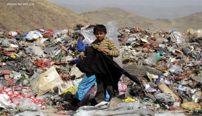 أطفال قذفت بهم الحرب إلى القمامة للبحث عن مصدر رزق من المخلفات البلاستيكية (تقرير  خاص)