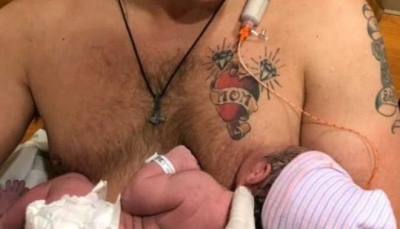 أب "يرضع" طفلته بدلا عن زوجته المريضة