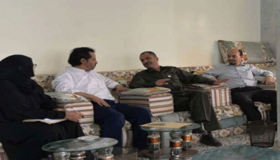 اللجنة الوطنية تسلم مدير أمن عدن "شايع" كشوفات السجناء المخفيين