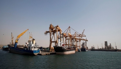 التحالف: المليشيا تعطل دخول سفينة تحمل مشتقات نفطية إلى ميناء الحديدة