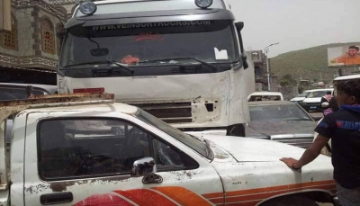 مقتل مواطن وإصابة العشرات في حادثة هرولة شاحنة في الشارع العام بـ"إب"