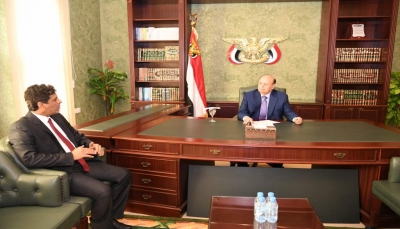 خلال لقاءه بمحافظ المهرة.. الرئيس هادي يؤكد: الأمن والاستقرار يمثل مفتاح البناء والتنمية