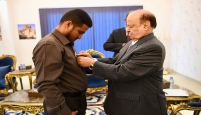 الرئيس هادي يمنح وسامي الشجاعة للشهيدين علي ناصر هادي وعمر الصبيحي