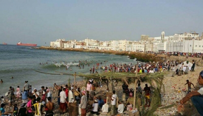 سواحل حضرموت تكتظ بالمواطنين عقب انطلاق "موسم البلدة السياحي"