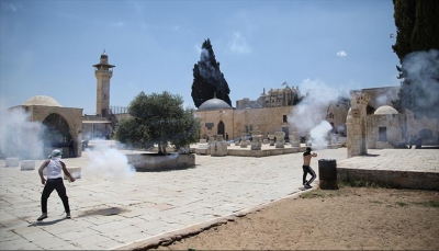 مواجهات في ساحات المسجد الأقصى بين مصلين وشرطة الاحتلال الإسرائيلي