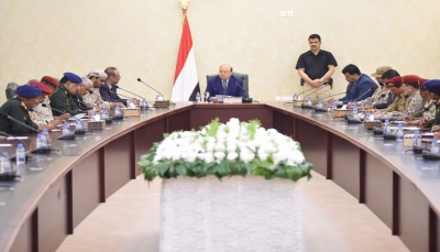 الرئيس هادي يعقد إجتماعاً بقيادات أمنية وعسكرية ويشدد على وضع حد للانفلات الأمني