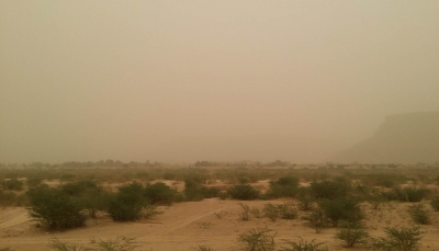 موجة غبار كثيفة قادمة من صحراء الربع الخالي باتجاه حضرموت