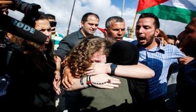 الاحتلال الإسرائيلي يفرج عن عهد التميمي ووالدتها بعد أشهر من الإعتقال