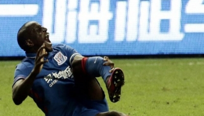 السنغالي با يتهم لاعبا بتوجيه إهانات عنصرية له في الدوري الصيني