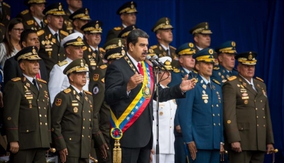 الرئيس الفنزويلي يتعرض لمحاولة اغتيال فاشلة.. شاهد كيف تم حمايته من قبل مرافقيه؟ (فيديو)