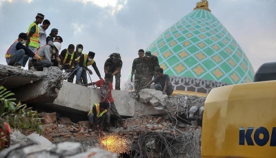 ارتفاع حصيلة ضحايا الزلزال المدمر في إندونيسيا إلى 387 قتيلاً