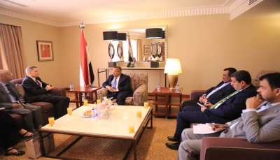 بن دغر: الحوثيون يمارسون ضغوطا على المنظمات الأممية بـ"صنعاء" ويدعو لنقلها إلى "عدن"