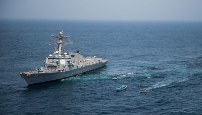 البحرية الأمريكية تنشر صور للأسلحة التي تم ضبطها على متن قارب بخليج عدن (صور)