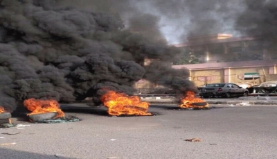 محتجون في عدن يقطعون شوارع رئيسية احتجاجاً على انهيار العملة الوطنية