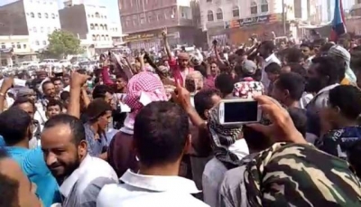 متظاهرون موالون للمجلس الإنتقالي المدعوم إماراتيا يهتفون بشعارات ضد السعودية (فيديو)