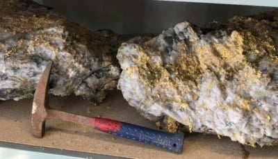اكتشاف صخرتين ضخمتين من الذهب