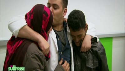 طالب يمني فاجأه برنامج تلفزيوني ألماني بزيارة والديه في الجامعة بعد فراق 6 سنوات (فيديو)