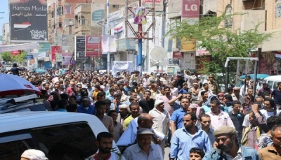 مسيرات حاشدة في "تعز" ضد الحكومة والتحالف احتجاجا على انهيار العملة 