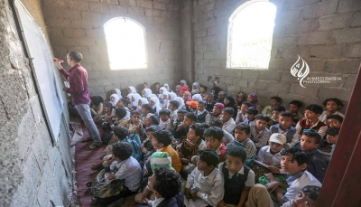 الشريحي.. معلم يمني يحول منزله إلى مدرسة مجانية