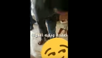 بطريقة مُذلة.. عسكري لبناني يُرغم امرأة على تقبيل قدم زوجته (فيديو)