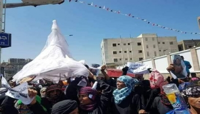 تظاهرة بفستان عروس تطالب بالافراج عن عريس و45 آخرين بـ"تعز" 