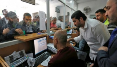 موظفو غزة يتسلمون رواتبهم بأموال قطرية في إطار جهود التهدئة