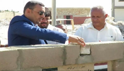 بتمويل كويتي: محافظ سقطرى يضع حجر الأساس لبناء مجمع تربوي متكامل