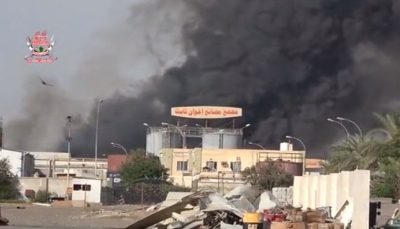 الحديدة: احتراق مجمع مصانع "إخوان ثابت" جراء قصفه من قبل الحوثيين (فيديو)