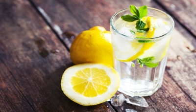 ما فوائد شرب الماء والليمون في فصل الشتاء؟