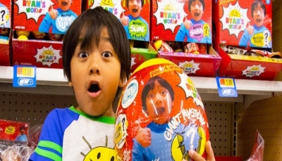 طفل عمره 7 سنوات يربح 22 مليون دولار سنوياً لـ«استعراض ألعابه» في يوتيوب (فيديو)