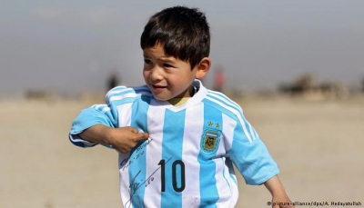 الطفل الأفغاني عاشق ميسي.. حلمه يتحول إلى كابوس